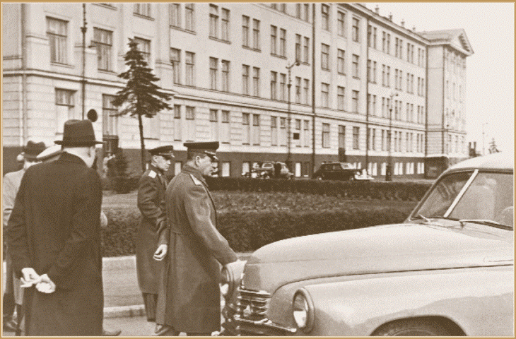 Члены Политбюро осматривают автомобиль «Победа» на Ивановской площади Кремля..gif
